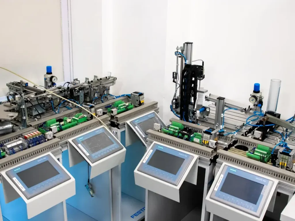 Panel kontrol otomasi industri dengan perangkat PLC di dalam pabrik