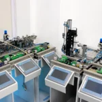 Panel kontrol otomasi industri dengan perangkat PLC di dalam pabrik